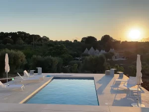 Villa elegante con vista panoramica tra gli ulivi