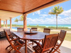 Esclusiva villa fronte mare: lusso, privacy e viste impareggiabili