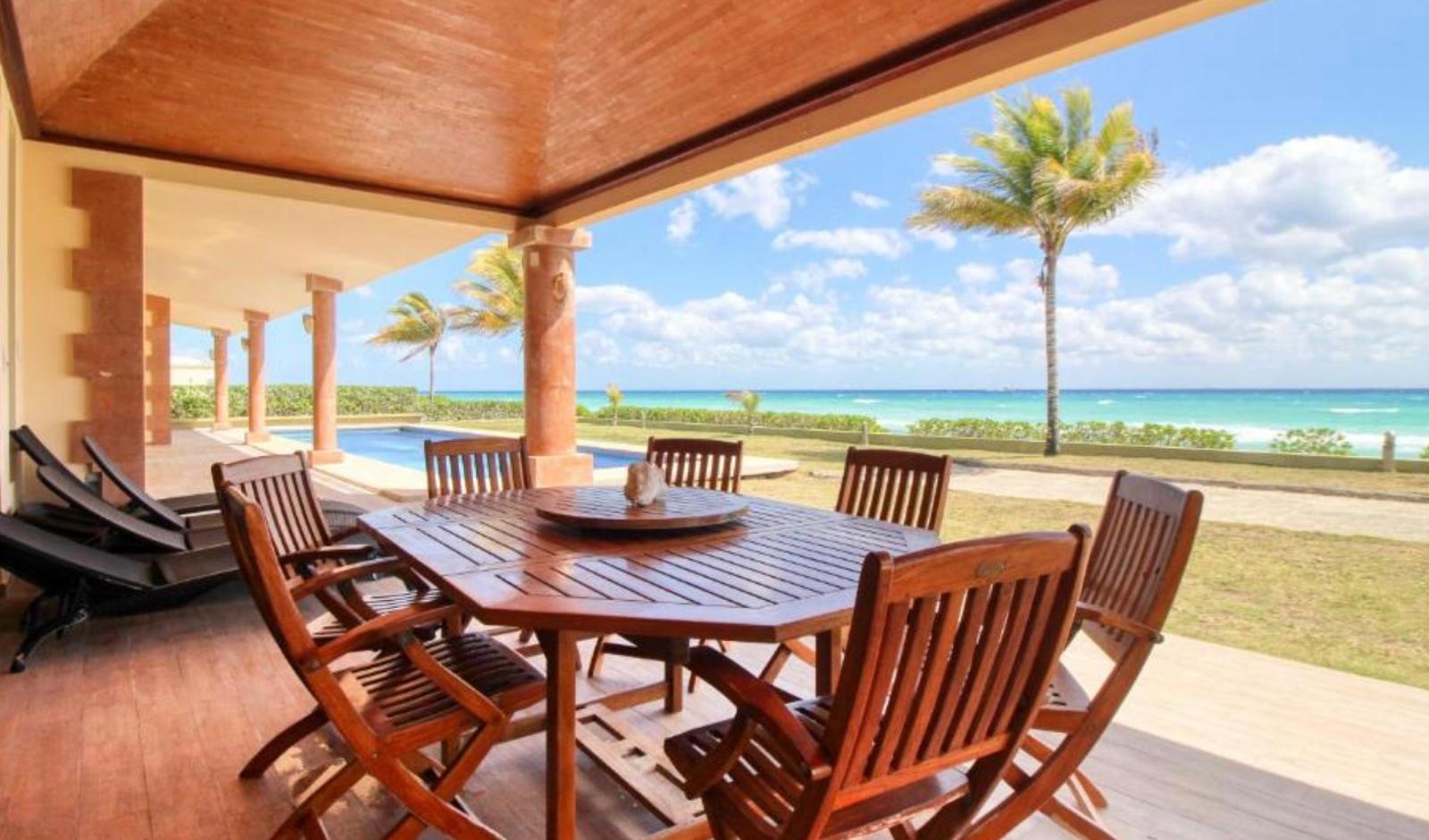 Esclusiva villa fronte mare: lusso, privacy e viste impareggiabili